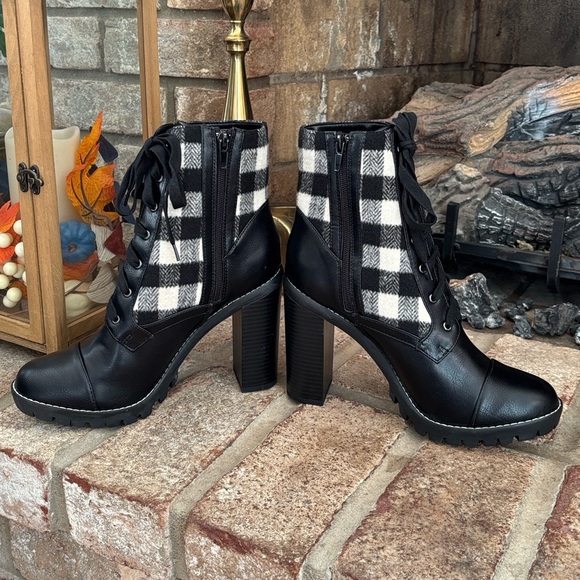 Brand New BCBGeneration Pilas Heeled Lace Up Bootie Black & Ivory Plaid Flannel - Picture 3 of 16